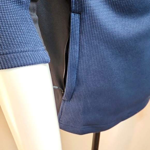 SPYDER SWEATER WITH HOODIE, 2 ZIPPER POCKETS IN THE FRONT, SIZE MEDIUM (M) - Picture 4 of 12